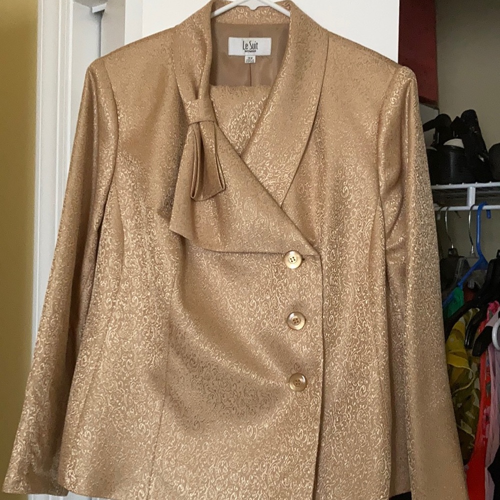 Very nice gold suit almost new